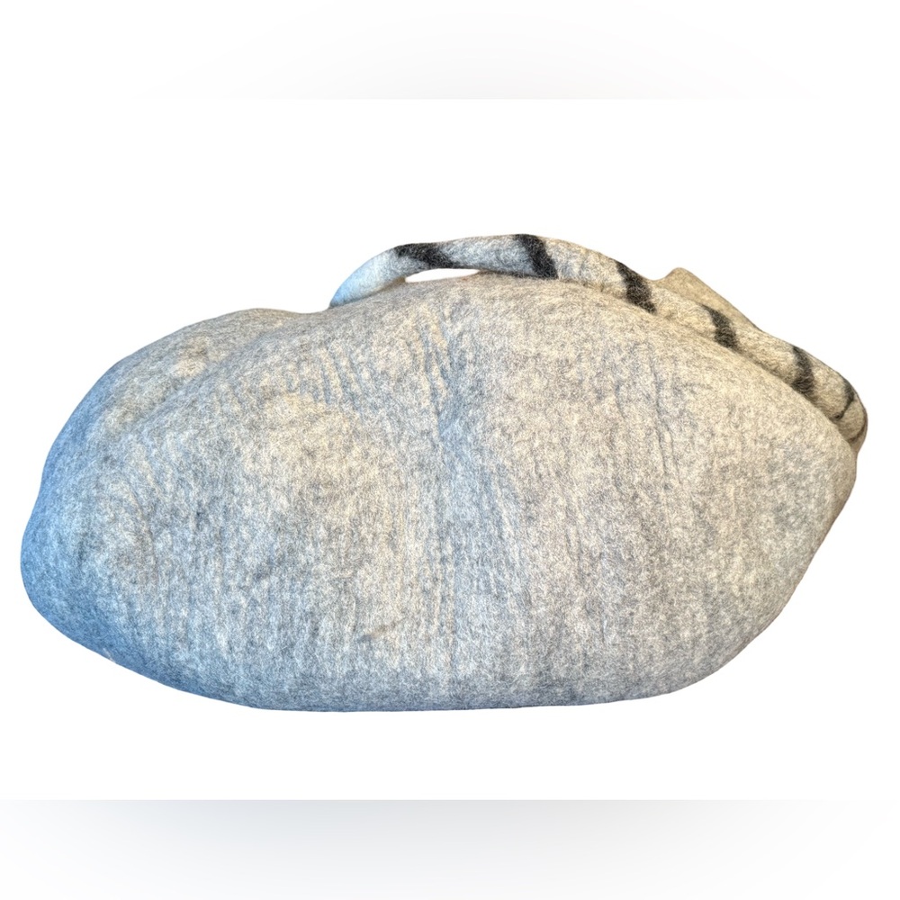 World Travelers Collection NWT Gray Wool Felted Huge Cozy Cat Cave Bed - Picture 8 of 11